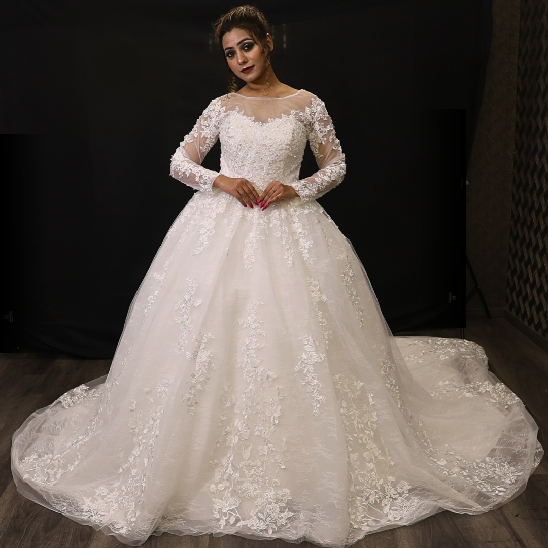 Roman-style wedding gown white in Maharashtra