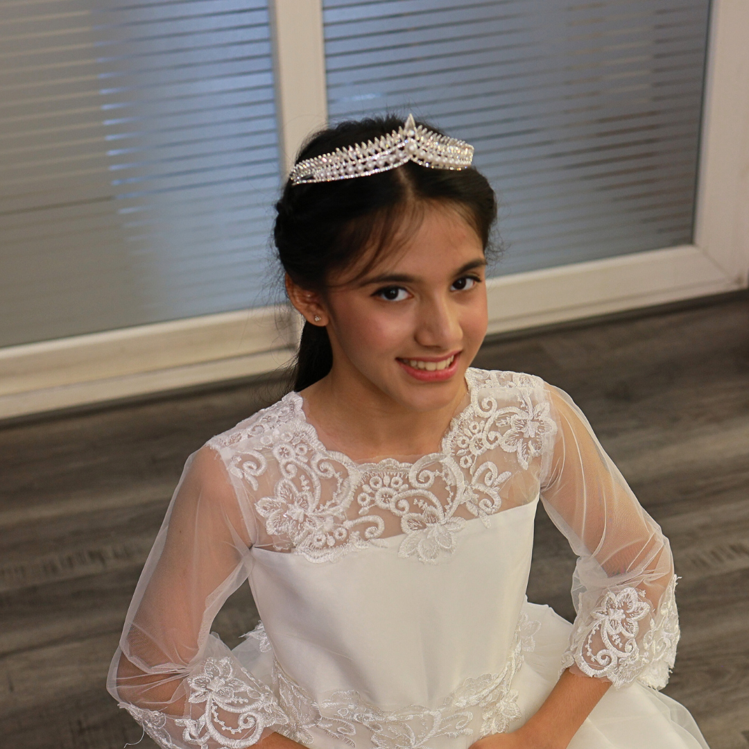 White floral hair accessory for Communion in Miami