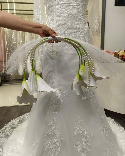 GownLink's Majestic Harmony Elegant Bridal Bouquet with red and white Flowers B-Tulip