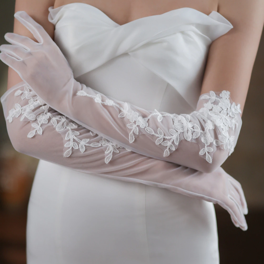 White bridal gloves in Mathura