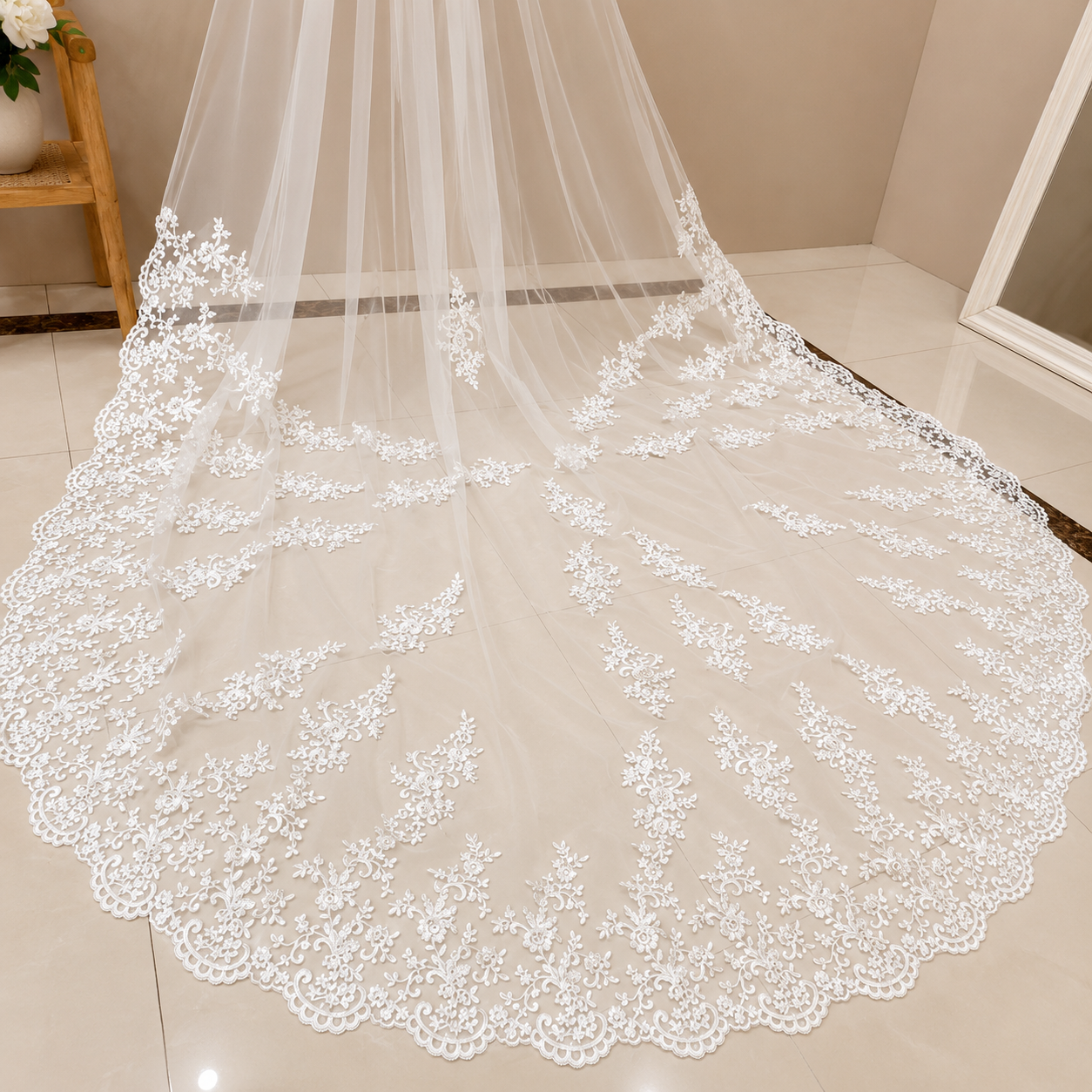 Close-up of comb and attachment on Long Bridal Veil — GownLink GLVL-23
