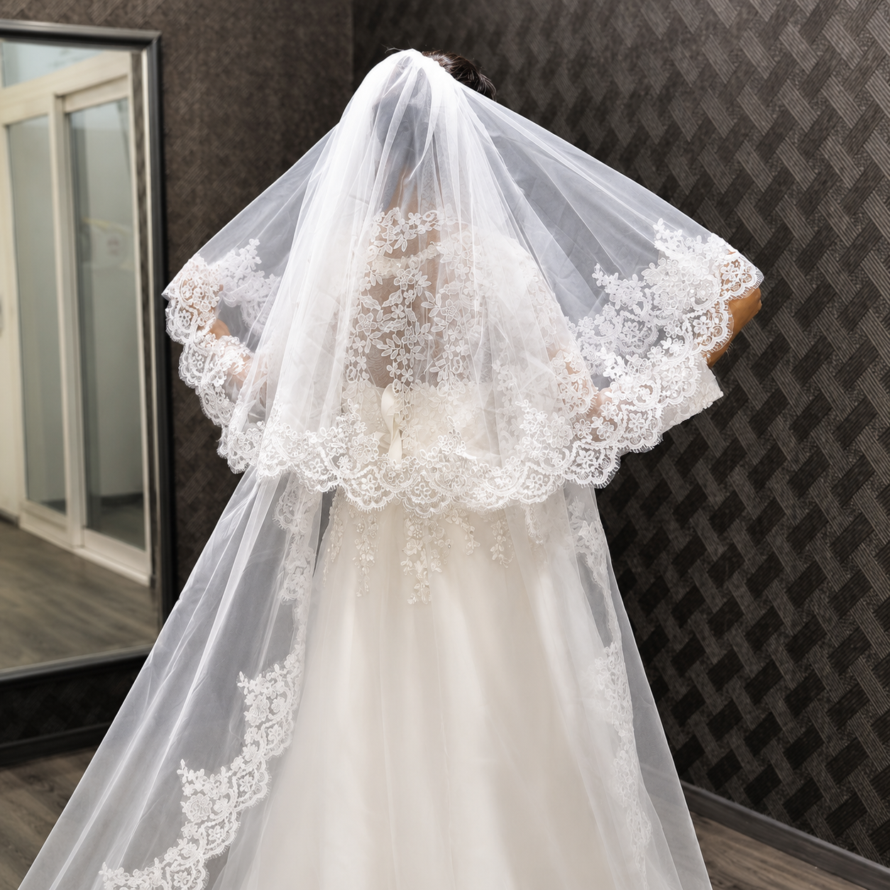Side view of Long Bridal Veil with comb attachment visible — GownLink GLVHL02