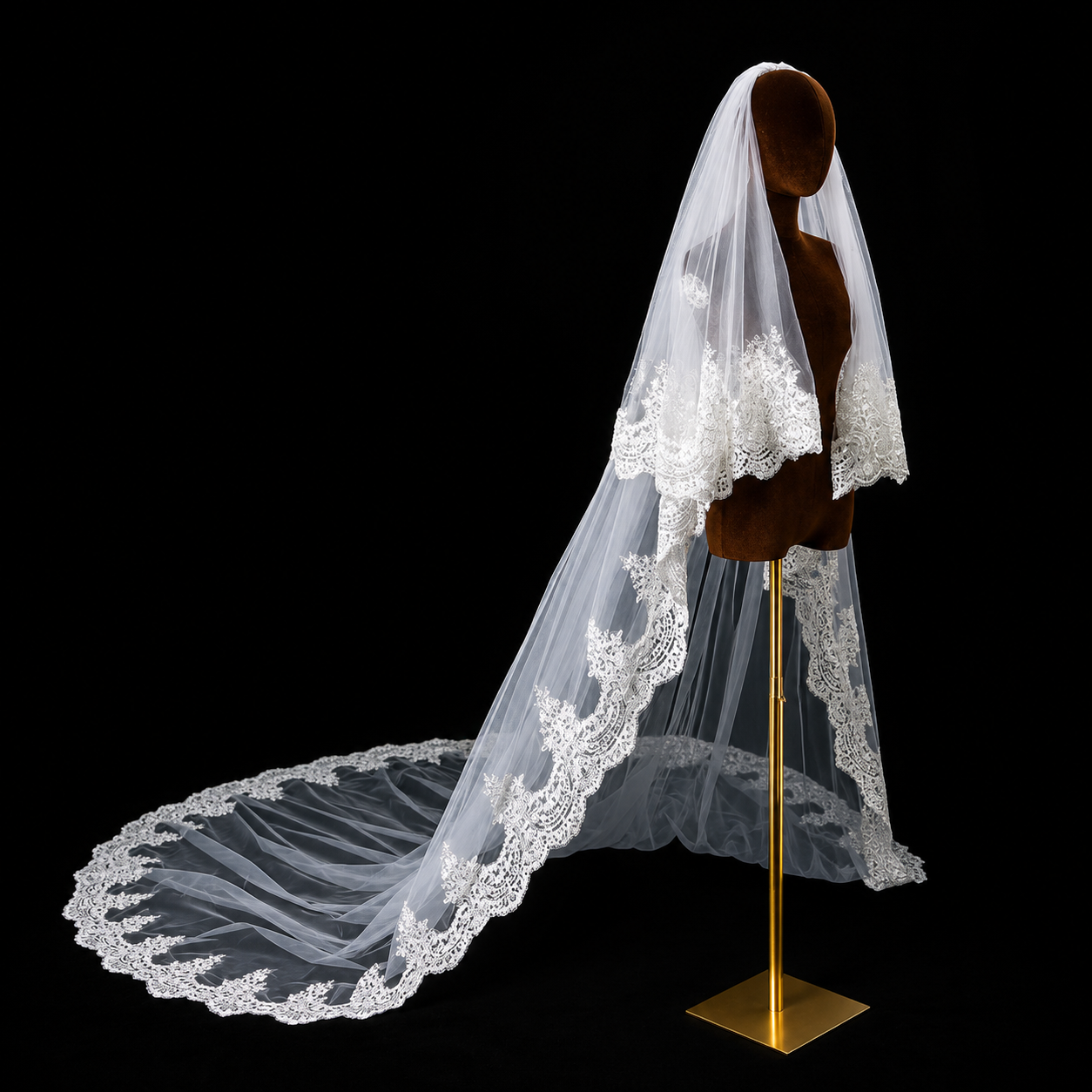 Close-up of lace edge detail on Cathedral Bridal Veil — GownLink GLVLW83SHORT