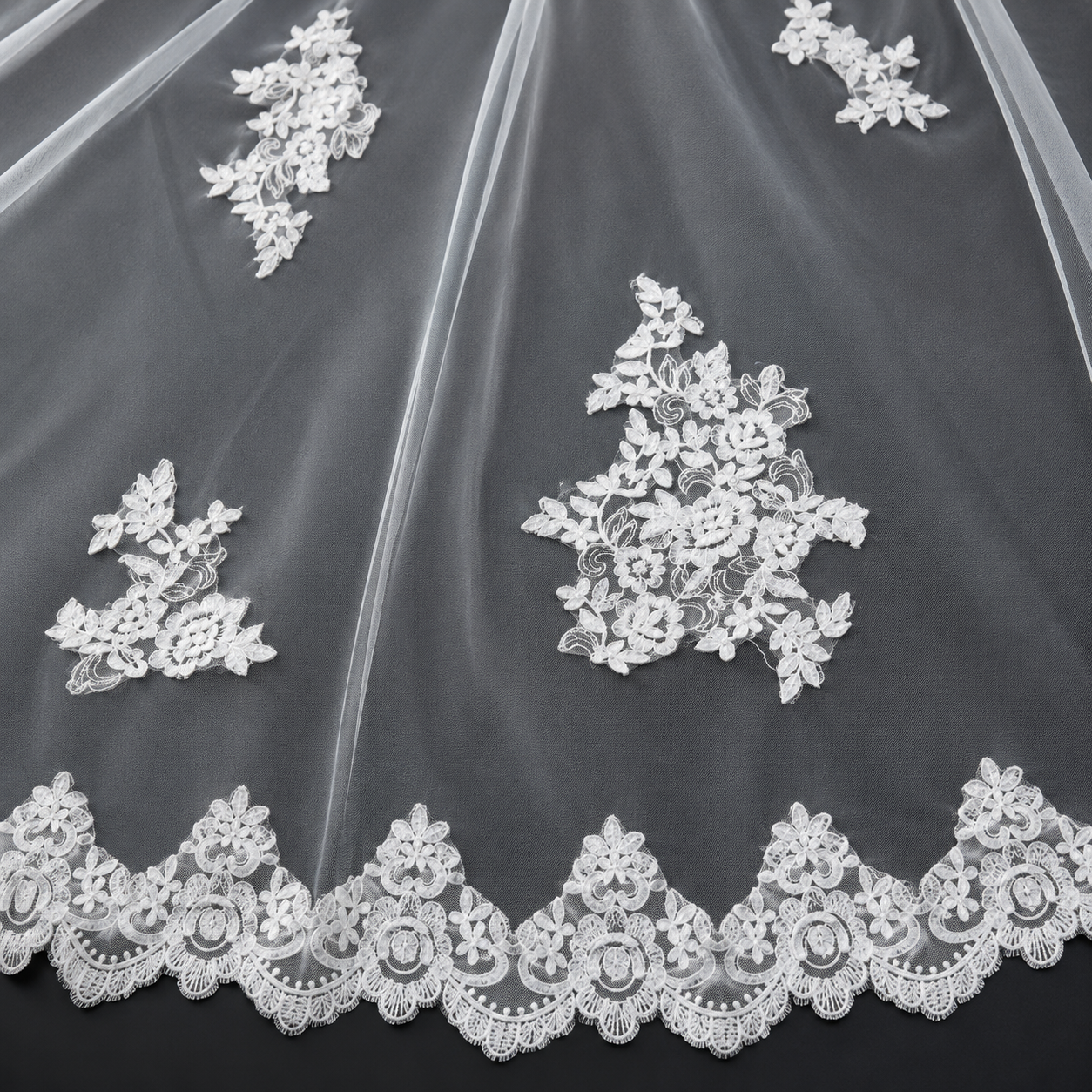 Close-up of lace edge detail on Long Bridal Veil — GownLink GLHL53