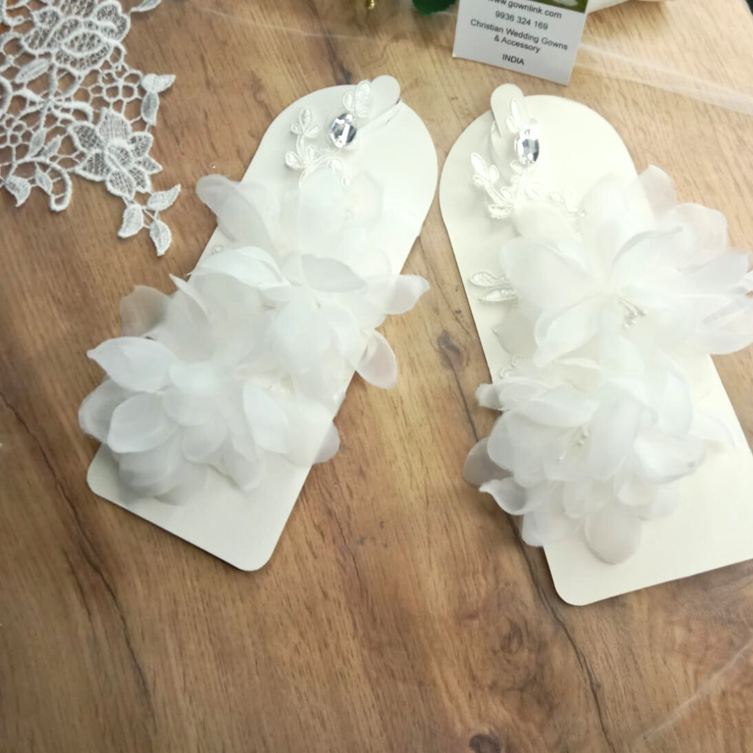 For Catholic weddings, our glove encapsulates the sanctity of the occasion, making the ceremony even more meaningful and reverent.
