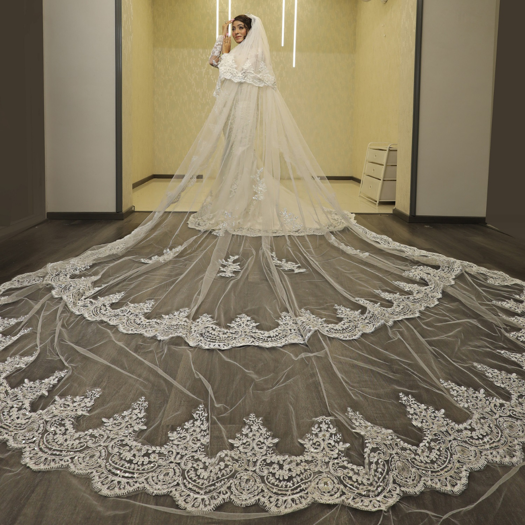 Layer detail of Long Bridal Veil showing tulle and lace — GownLink GLVAL038W