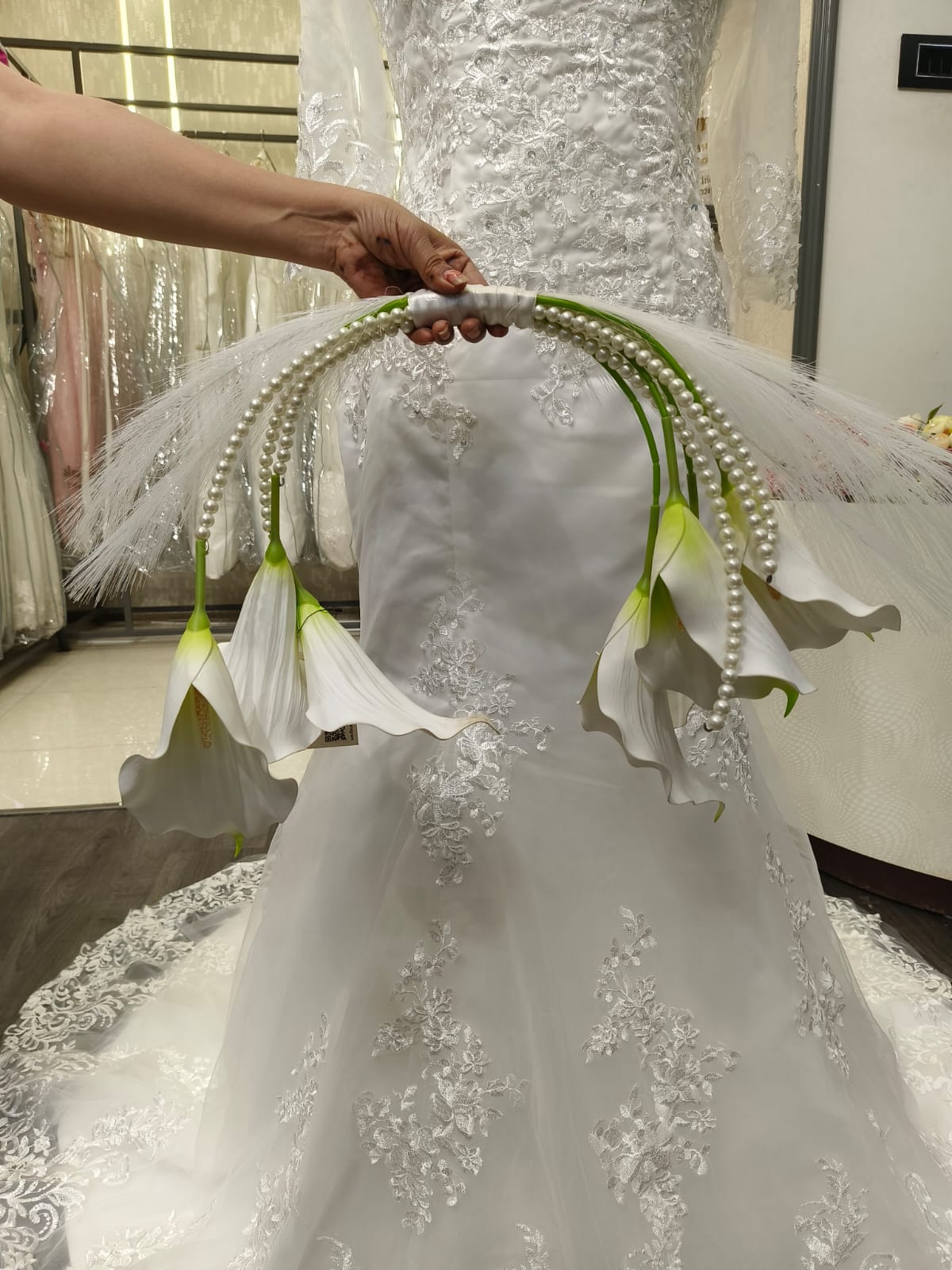 GownLink's Majestic Harmony Elegant Bridal Bouquet with red and white Flowers B-Tulip