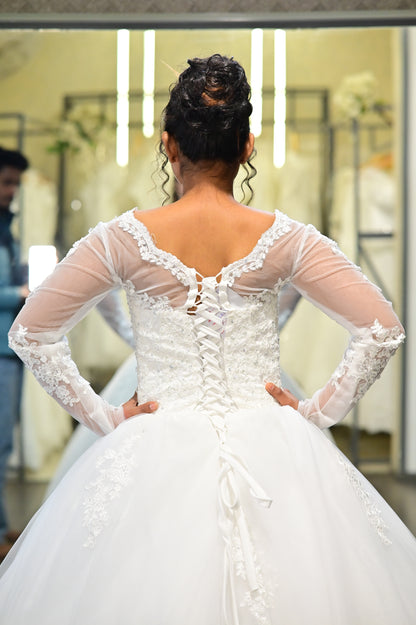 Back closure and button detail on White Ball Gown — GownLink GLGB150