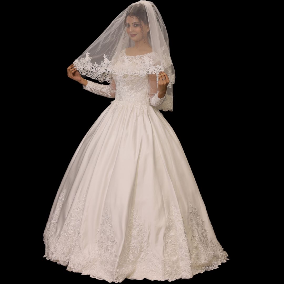 Close-up of lace edge detail on Bridal Veil — GownLink GLCP