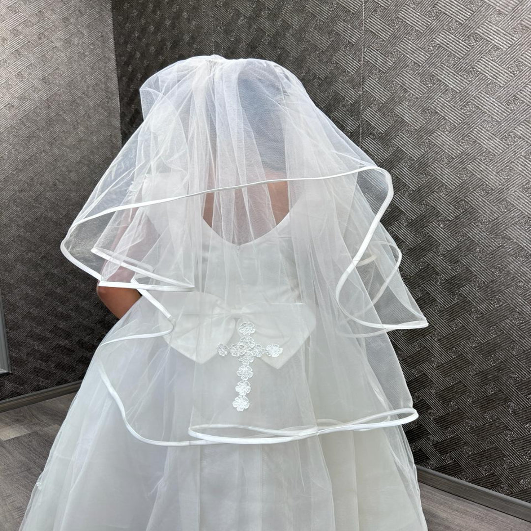 Close-up of lace edge detail on Bridal Veil — GownLink GLHLCV1