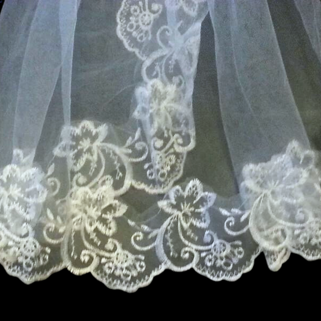 Close-up of lace edge detail on Bridal Veil — GownLink GLHLCV4