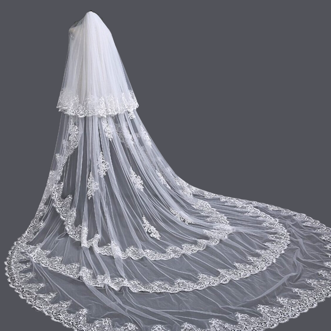 Close-up of lace edge detail on Bridal Veil with Lace — GownLink GLVAL003