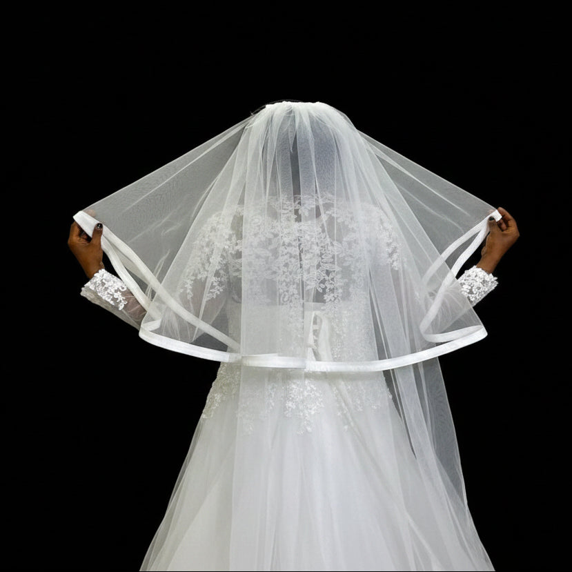 Close-up of comb and attachment on Cathedral Bridal Veil — GownLink GLVP01