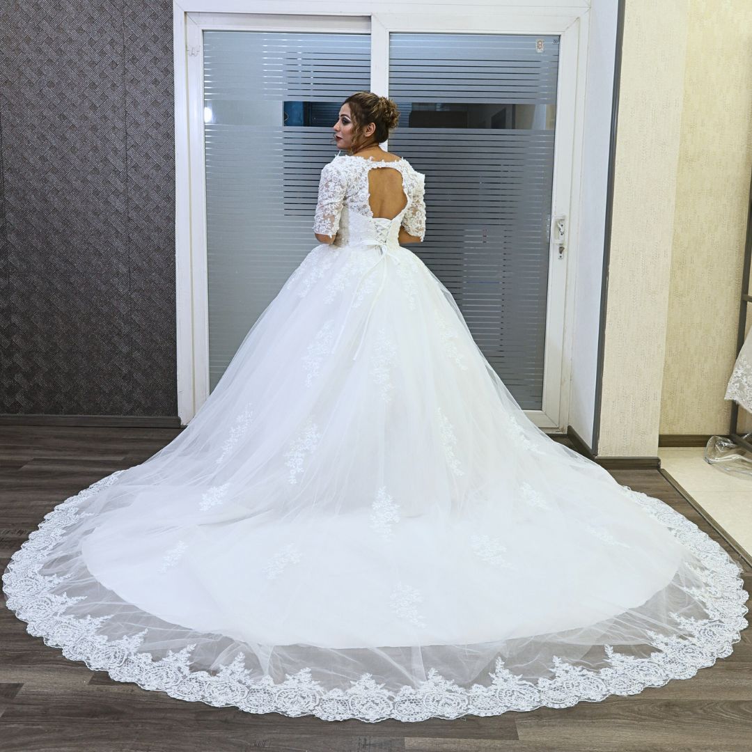 Scalloped lace train on GownLink white bridal wedding dress