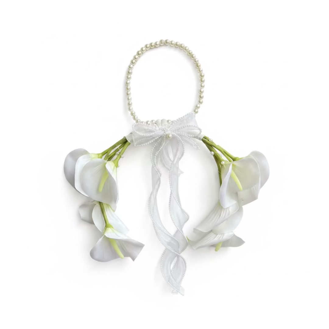 Bridal setting with Clutch Bridal Bouquet in church — GownLink B-137