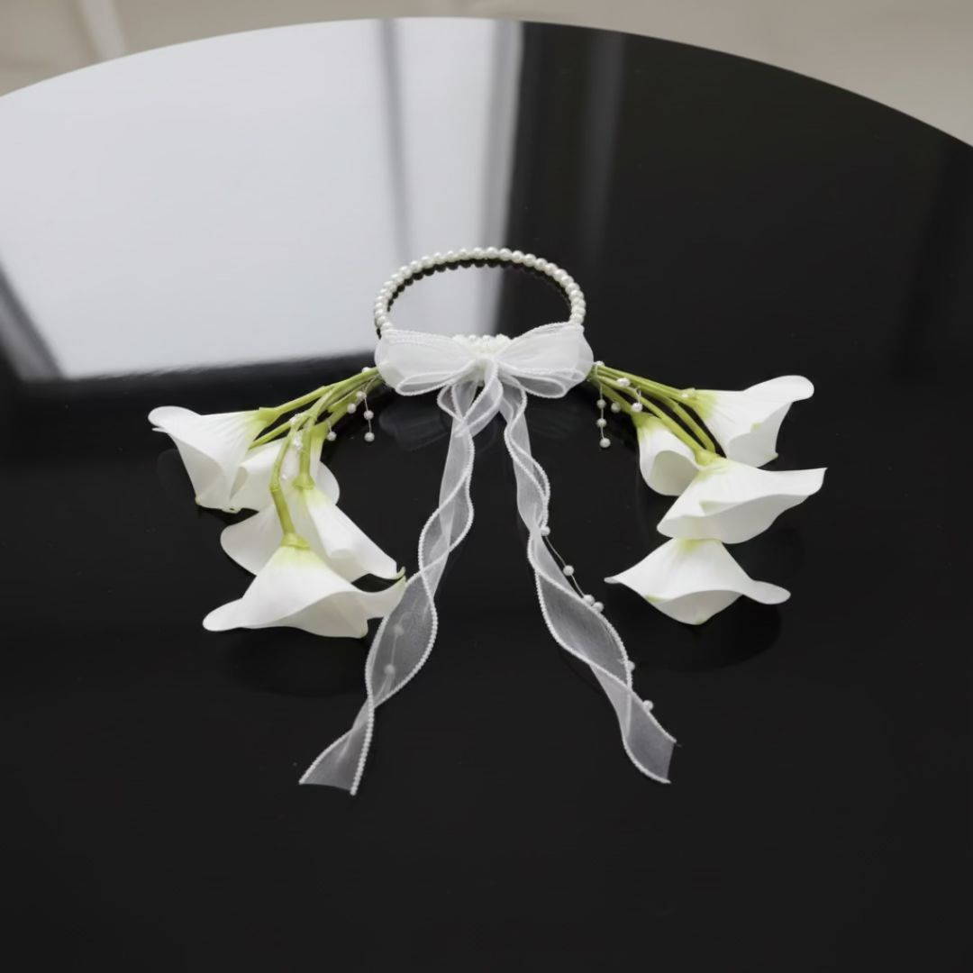 Close-up of flower arrangement in Clutch Bridal Bouquet — GownLink B-137