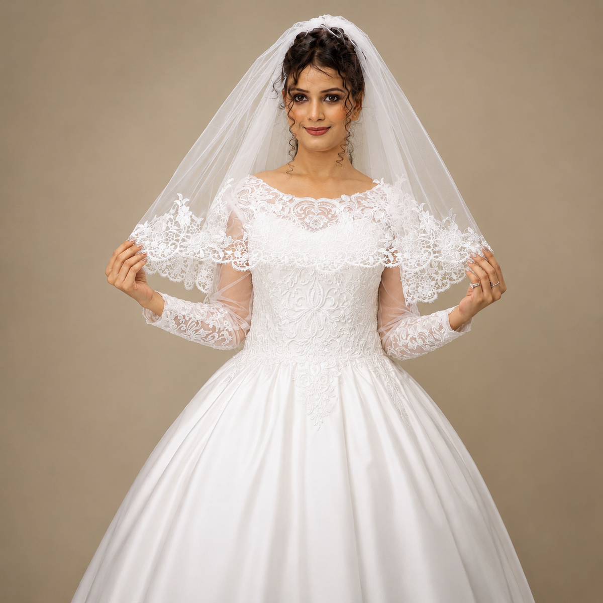 Close-up of lace edge detail on Long Bridal Veil with Lace — GownLink GLCP5956