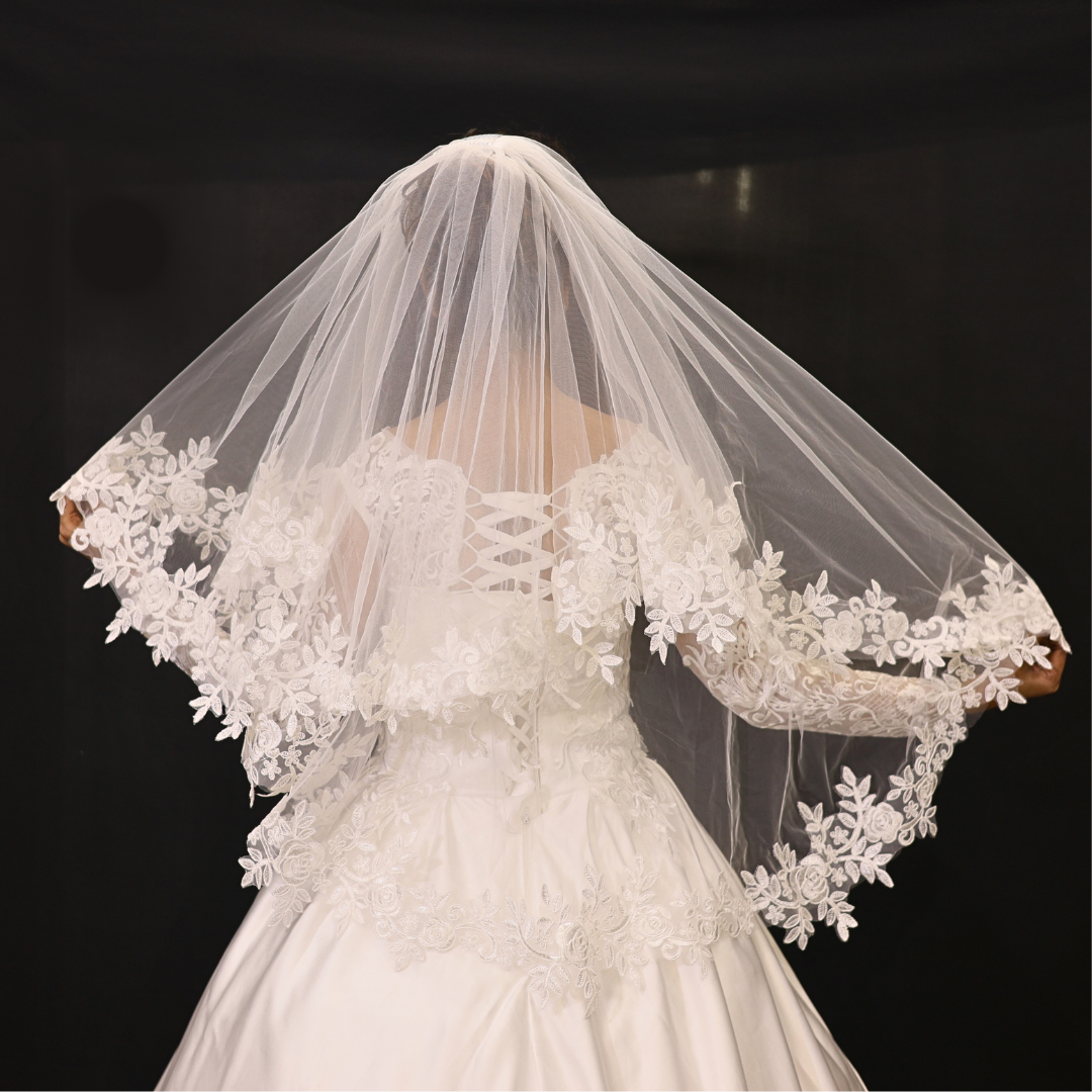 Close-up of comb and attachment on Cathedral Bridal Veil — GownLink GLV13