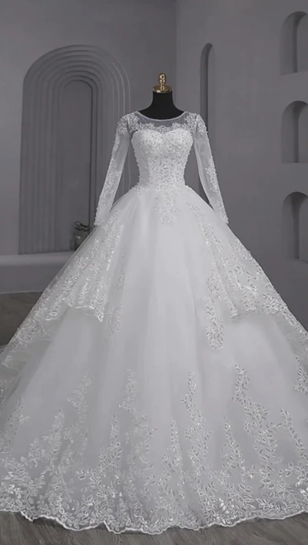 First Look: Christian Siriano's New Bridal Collection For Kleinfeld |  BridalGuide
